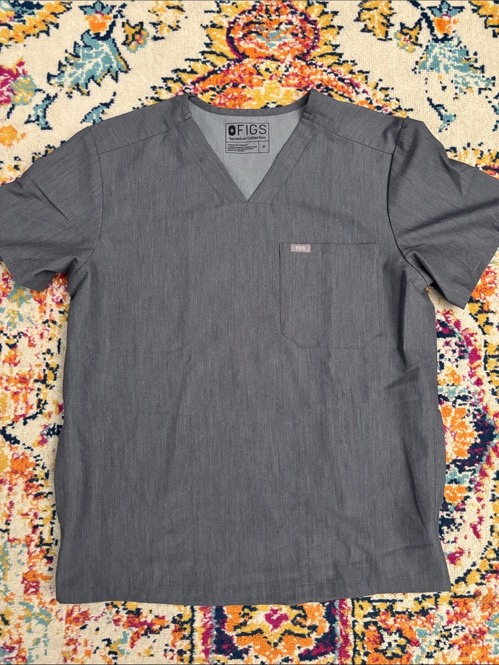 Figs Men's Gray V-Neck Scrub Top Medium